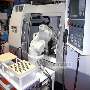 روبات در حال قراردادن قطعه در ماشین فرز CNC