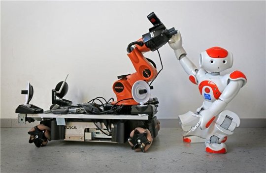 روباتهایی که پس از دریافت علامت به کمک یکدیگر می آیند.